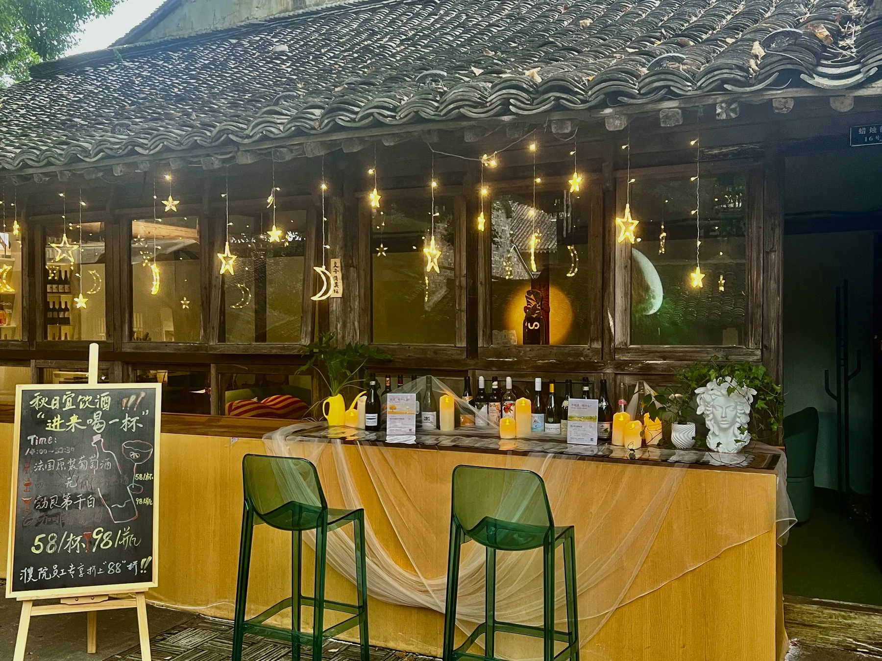 图：夜里的店门外吧台（本店实拍）